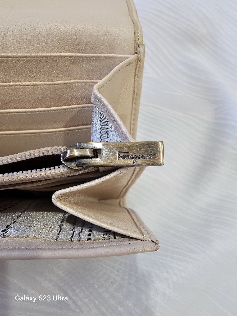 Ferragamo Cream Leather Women's Vera Bow Continental Wallet - Picture 6 of 10